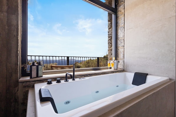 Een douche, een bubbelbad, een haardroger, handdoeken
