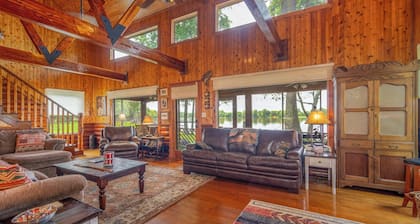 Charming 3-bedroom cabin with AC and WiFi in wonderful Town Creek