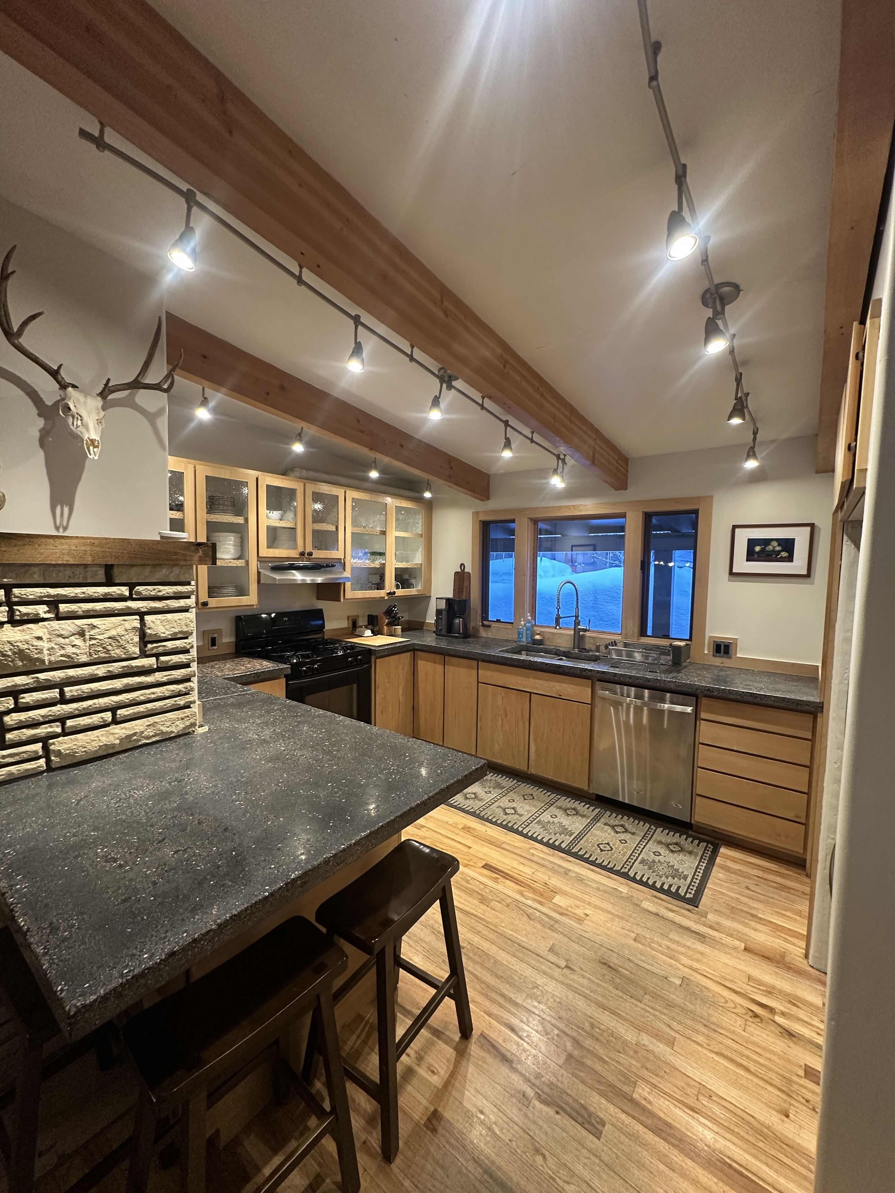 Een magnetron, een oven, een kookplaat, een vaatwasser