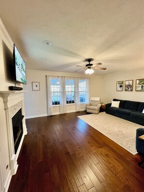 Smart-tv, een open haard en een printer