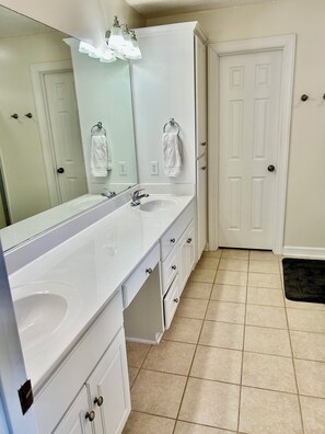 Baignoire à remous, séchoir à cheveux, serviettes fournies, savon