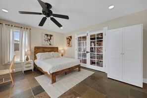 6 bedrooms, desk, iron/ironing board, travel cot - 5-STARS 6BR 3.5 BTH BIG YARD Pool & hot tub! (Las Vegas)