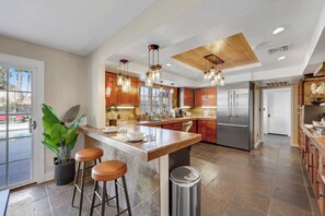 Fridge, microwave, oven, stovetop - 5-STARS 6BR 3.5 BTH BIG YARD Pool & hot tub! (Las Vegas)