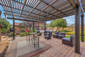 Outdoor dining - 5-STARS 6BR 3.5 BTH BIG YARD Pool & hot tub! (Las Vegas)