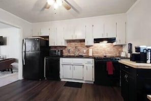 Frigorífic, microones, forn i placa de cuina 