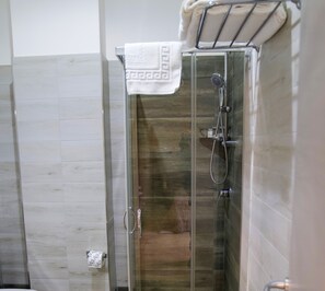 Habitación tradicional | Baño | Cabezal de ducha tipo lluvia y artículos de higiene personal de diseño