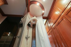 Sèche-cheveux, bidet, serviettes fournies, savon