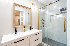 Dusche, Haartrockner, Handtücher, Seife