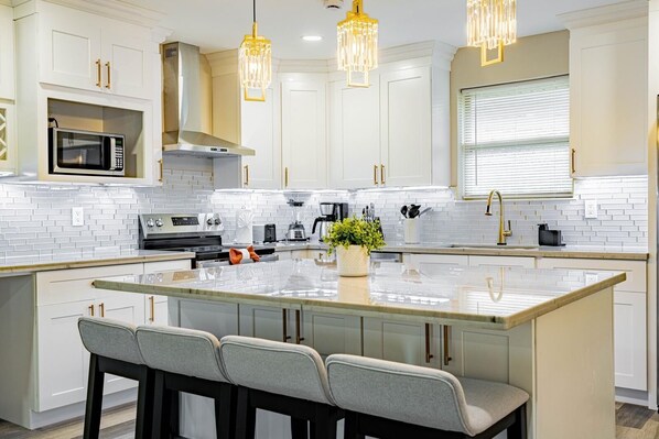 Fridge, microwave, oven, stovetop - Charming 3-bedroom house with AC and WiFi in awesome Kenner (Kenner)