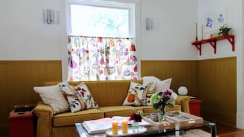 Books, music library, stereo