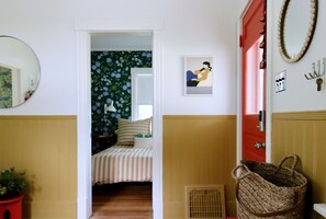 1 bedroom, free WiFi, bed sheets - Swiss-Modern 1918 Cottage in Aksarben (Omaha)