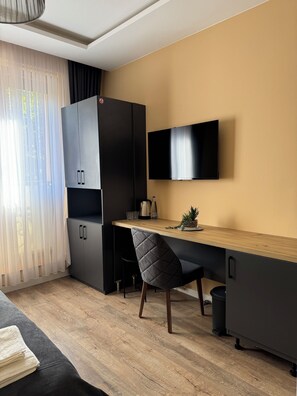 Deluxe Double Room, 1 Katil Raja (King), Garden View | Meja, ruang kerja komputer riba, Wi-fi percuma, cadar katil 