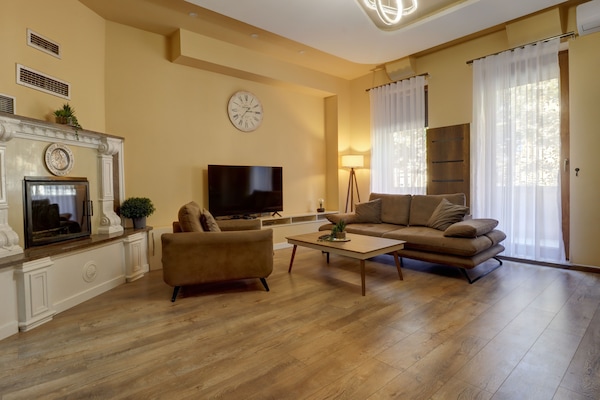 Suite, 1 très grand lit et 1 canapé-lit, balcon | Coin séjour