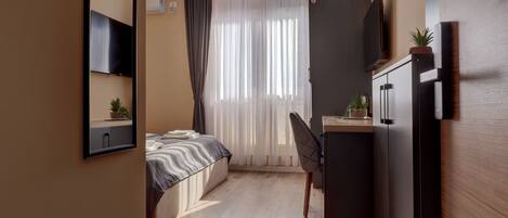 Deluxe tweepersoonskamer, 1 kingsize bed, uitzicht op tuin | 1 slaapkamer, een bureau, een laptopwerkplek, gratis wifi