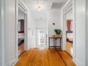 6 Schlafzimmer, Schreibtisch, Bügeleisen/Bügelbrett, kostenloses WLAN