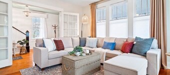 Roberson House: Private Pool|Walk to DT|Sleeps 12