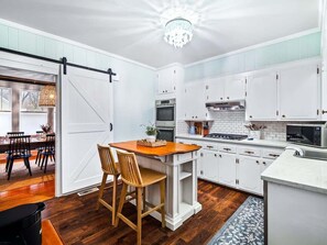 雪櫃、微波爐、焗爐、爐具