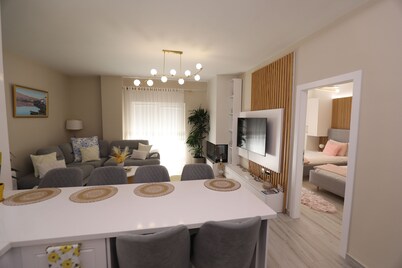 Lakeside Serenity Apartment