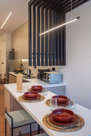 ثلاجة، ميكروويف، فرن، موقد طهي مسطح