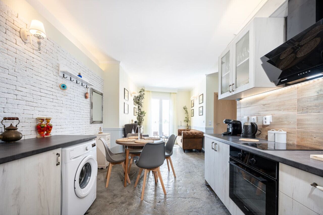 Een koelkast, een microgolfoven, een oven, een vaatwasser