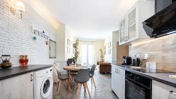 Kühlschrank, Mikrowelle, Ofen, Geschirrspüler