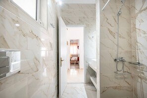 Hair dryer, towels, soap, shampoo - Turtle Cove Cottage | Beachfront (Kardamaina)
