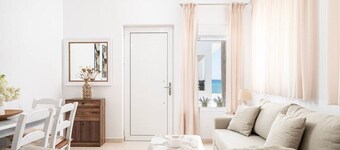 Turtle Cove Cottage | Beachfront