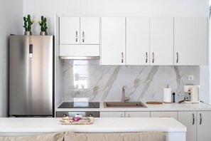 Kjøleskap, mikrobølgeovn, ovn og kokeplater