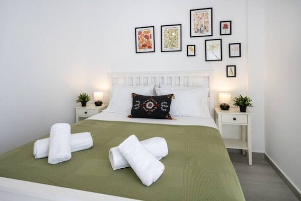Tabla de planchar con plancha, wifi gratis y ropa de cama