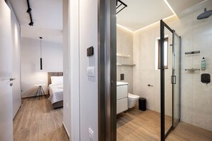Secadora de cabello, toallas, papel de baño 
