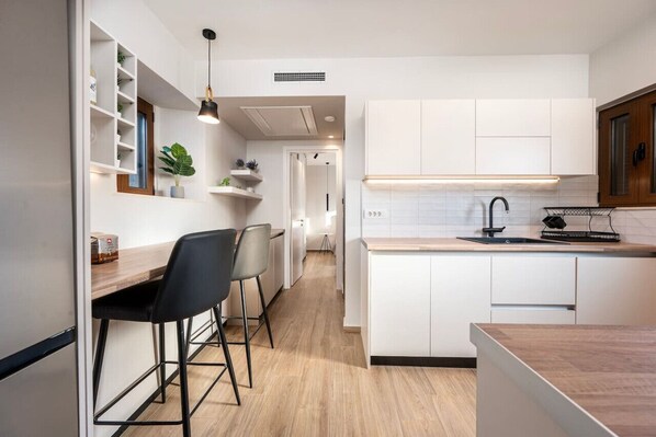 Fridge, oven, dishwasher, coffee/tea maker