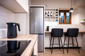 Kühlschrank, Ofen, Geschirrspüler, Wasserkocher mit Kaffee-/Teezubehör