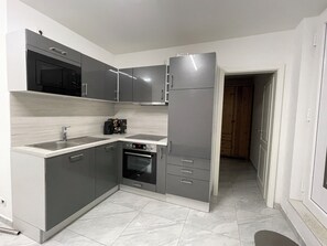 Een koelkast, een microgolfoven, een oven, een kookplaat