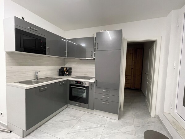 Kühlschrank, Mikrowelle, Ofen, Herdplatte