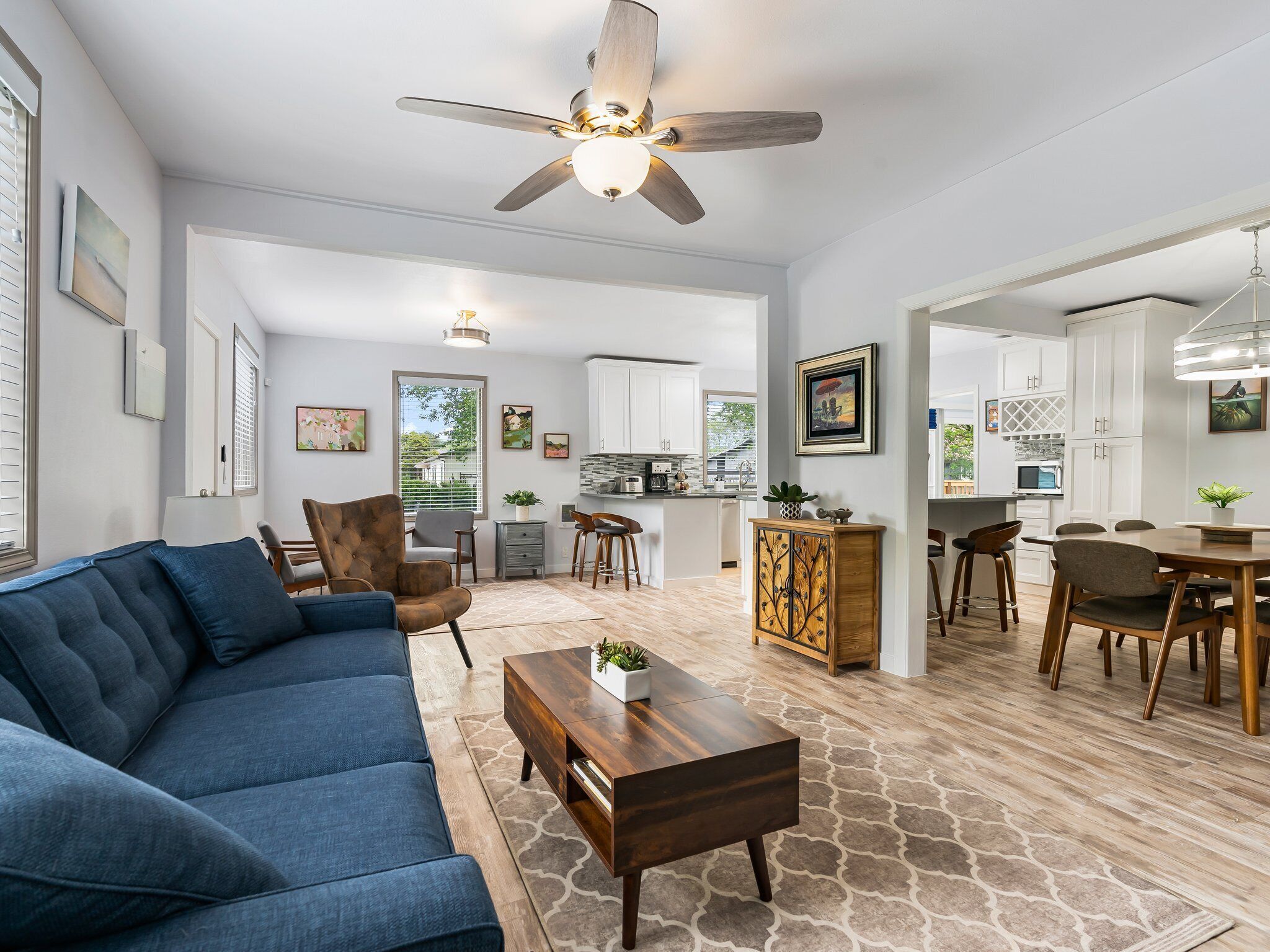 Televisión, chimenea, reproductor de DVD y videoteca 