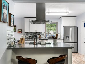 Réfrigérateur, four à micro-ondes, un four, surface de cuisson