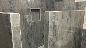 Dusj, hårføner, håndklær og såpe