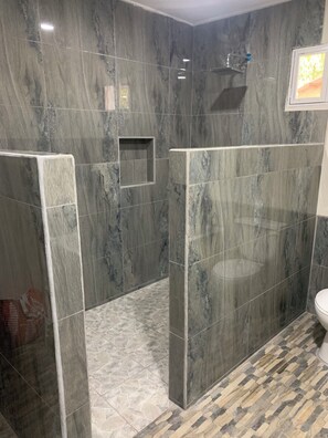 Shower, hair dryer, towels, soap - Lakefront  2-bedroom villa with stunning views of lake and mountains (Jaibalito)