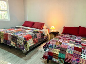 2 bedrooms, WiFi, bed sheets - Lakefront 2-bedroom villa with stunning views of lake and mountains (Jaibalito)