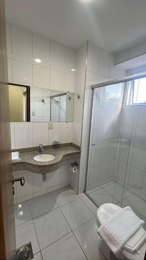 Habitación clásica doble, lanai | Baño | Ducha, toallas, jabón y champú