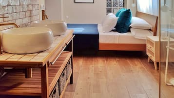 Een haardroger, zeep, shampoo, toiletpapier