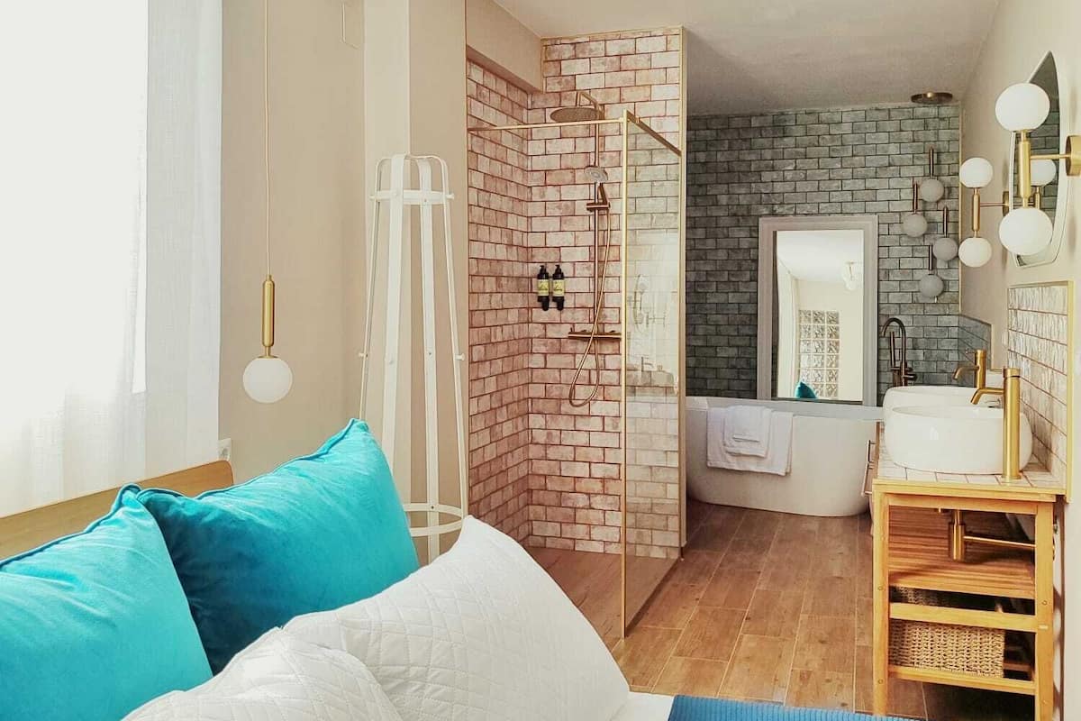 Donzen dekbedden, bedden met traagschuimmatras, een bureau, gratis wifi