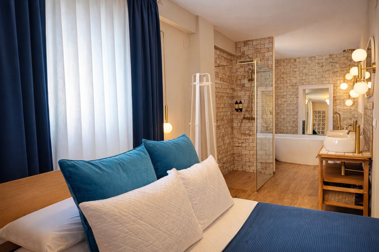 Selimut bulu angsa, busa memori, meja kerja, dan Wi-Fi gratis