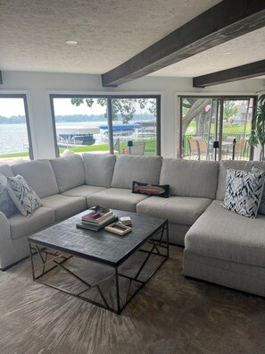 Smart TV, chimenea, futbolito y tenis de mesa 