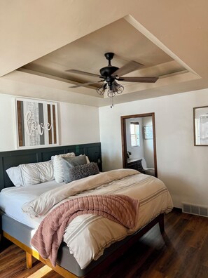 4 bedrooms, iron/ironing board, WiFi, bed sheets