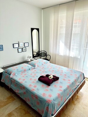 2 bedrooms, desk, free WiFi, bed sheets - Tre Ponti Beach Apartment - sea view (Sanremo)