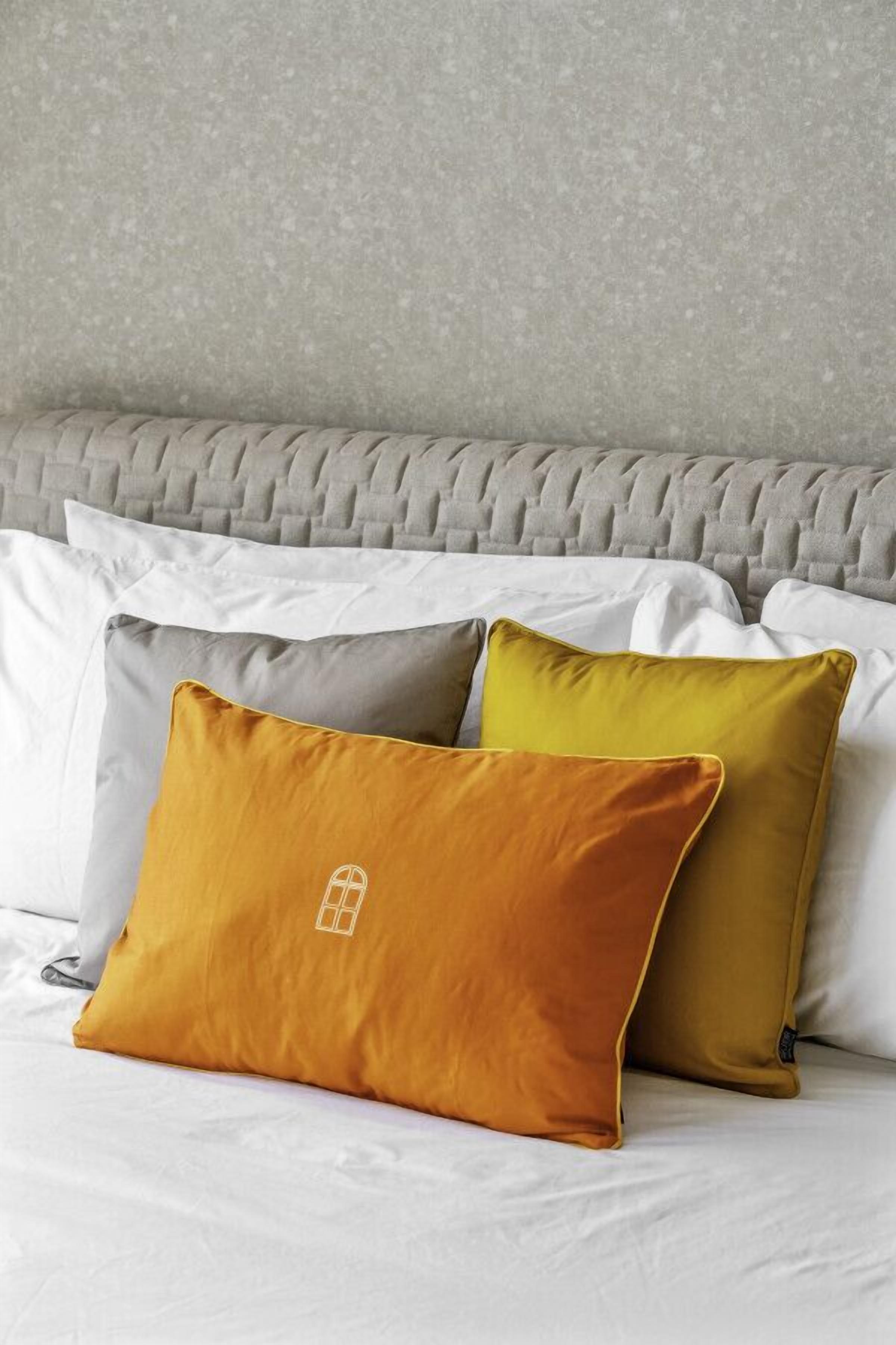 1 camera, una scrivania, ferro/asse da stiro, culla da viaggio