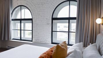 1 dormitorio, escritorio, tabla de planchar con plancha y cuna de viaje