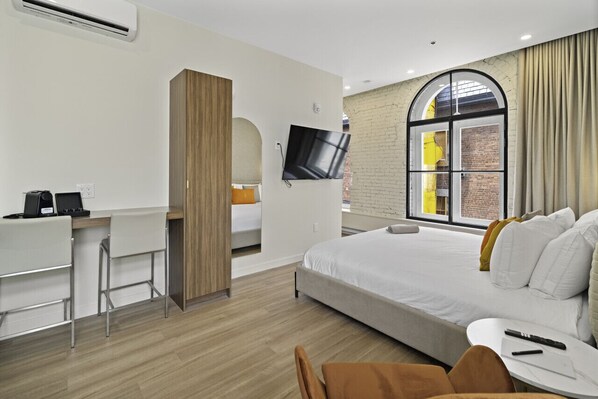 1 غرفة نوم ومكتب ومكواة/لوح كي وسرير سفر