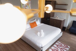 1 habitación, escritorio, tabla de planchar con plancha y cuna de viaje 